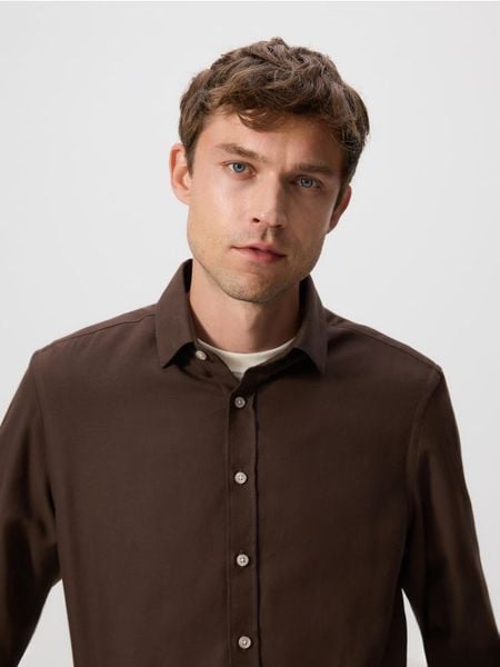 Koszula slim z bawełny egipskiej - ciemnobrązowy. Brązowe koszule męskie Reserved, l, bez wzorów, z bawełny, bez kołnierzyka, bez ramiączek. Za 139.99 zł.
