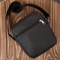 Saszetka męska skórzana na ramię czarna miejska Abruzzo ABR-44. Czarne saszetki męskie bez wzorów, ze skóry. Za 99.00 zł.