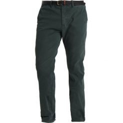 Scotch & Soda STUART CLASSIC GARMENT Chinosy spruce green. Zielone eleganckie spodnie męskie Scotch & Soda, z bawełny. Za 379.00 zł.