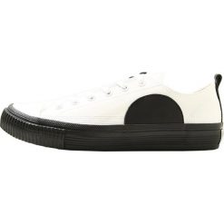 McQ Alexander McQueen PLIMSOLL LOW Sneakersy niskie white/black. Buty sportowe na co dzień męskie marki McQ Alexander McQueen. W wyprzedaży za 516.75 zł.