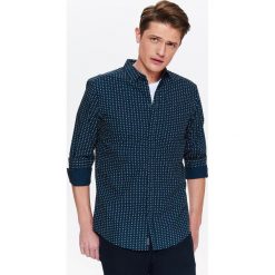KOSZULA MĘSKA SLIM WE WZÓR Z KOŁNIERZEM TYPU SMALL KENT. Koszule męskie TOP SECRET. W wyprzedaży za 39.99 zł.