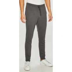 Emporio Armani - Spodnie. Spodnie na co dzień męskie marki Emporio Armani. W wyprzedaży za 219.90 zł.