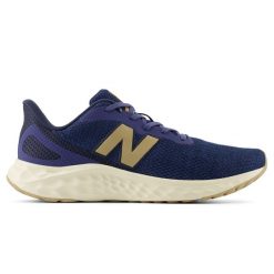 Buty męskie New Balance Fresh Foam Arishi v4 MARISRD4 – granatowe. Niebieskie buty do biegania męskie New Balance, bez wzorów, z materiału, bez zapięcia, do biegania. Za 299.99 zł.