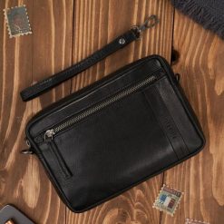 Skórzana saszetka męska do ręki z odpinanym paskiem czarna Paolo Peruzzi AL-10-BL. Czarne saszetki męskie bez wzorów, ze skóry, eleganckie, do ręki. Za 149.00 zł.