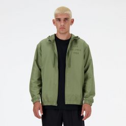 Kurtka męska New Balance MJ41504DEK – zielona. Zielone kurtki męskie New Balance, m, z aplikacjami, z materiału, klasyczne, bez ramiączek, bez kaptura. Za 199.99 zł.