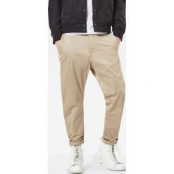 G-Star Raw - Spodnie. Szare spodnie na co dzień męskie G-Star Raw, z bawełny, casualowe. W wyprzedaży za 299.90 zł.