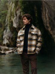 Koszula w kratę z dodatkiem wełny - oliwkowy. Zielone koszule męskie Reserved, l, bez wzorów, z tkaniny, bez kołnierzyka, bez ramiączek. W wyprzedaży za 69.99 zł.