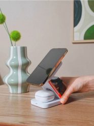 Ładowarka indukcyjna na telefon, smartwatch i słuchawki - biały. Białe zegarki smartwatch Sinsay. Za 39.99 zł.