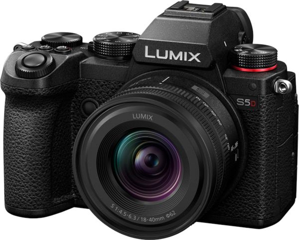 Aparat Panasonic Lumix S5D + S 18-40mm f/4.5-6.3 (DC-S5DNE-K). Bezlusterkowce PANASONIC. Za 7,428.99 zł.