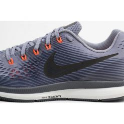 Nike Performance AIR ZOOM PEGASUS 34 Obuwie do biegania treningowe dark sky blue/obsidian/thunder blue/total crimson/pure platinum/black. Niebieskie buty do biegania męskie Nike Performance, z materiału. W wyprzedaży za 383.20 zł.
