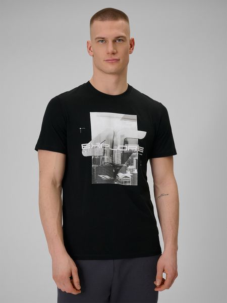 4F T-shirt regular z nadrukiem męski - czarny S. Czarne t-shirty męskie 4f, m, bez wzorów, z dzianiny, bez kołnierzyka, bez ramiączek. Za 69.99 zł.