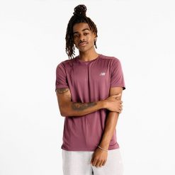 Koszulka męska New Balance MT41222FDP – fioletowa. Fioletowe t-shirty sportowe męskie New Balance, l, bez wzorów, z materiału, sportowe, bez ramiączek. Za 99.99 zł.