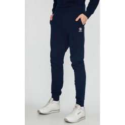 Reebok Classic - Spodnie. Spodnie na co dzień męskie marki Guess Jeans. W wyprzedaży za 179.90 zł.