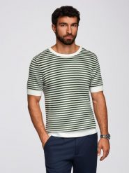 Męski dzianinowy t-shirt w marynarskie paski z ażurowym splotem – oliwkowo-biały V3. Zielone t-shirty męskie Ombre Clothing, m, w ażurowe wzory, z dzianiny, bez kołnierzyka, bez ramiączek. W wyprzedaży za 119.99 zł.