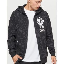 Bluza z nadrukiem all over kolekcja GAMERS - Czarny. Bluzy nierozpinane męskie marki Cropp. W wyprzedaży za 89.99 zł.