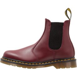 Dr. Martens CHELSEA Botki cherry red. Buty zimowe męskie marki Dr. Martens. W wyprzedaży za 591.20 zł.