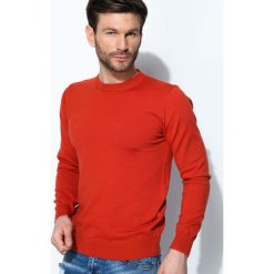 Pomarańczowy Sweter Whom. Brązowe swetry męskie Born2be, z okrągłym kołnierzem, z długim rękawem. Za 39.99 zł.