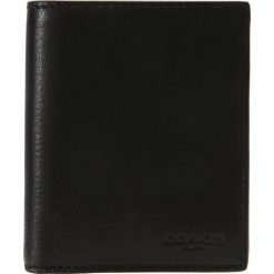 Coach SLIM CARD Portfel black. Portfele męskie Coach. W wyprzedaży za 532.35 zł.