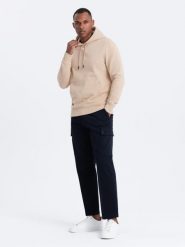 Dresowa męska bluza kangurka z kapturem BASIC – beżowa V6 - Rozmiar: M. Brązowe bluzy nierozpinane męskie Ombre Clothing, m, bez wzorów, z dresówki, z kapturem. W wyprzedaży za 142.49 zł.