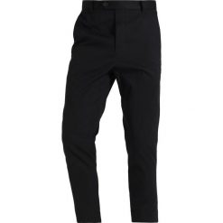 AllSaints KATO TROUSER Chinosy black. Eleganckie spodnie męskie marki AllSaints. Za 529.00 zł.