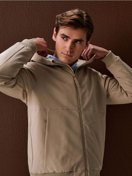 Kurtka bomberka z kapturem - beżowy. Brązowe kurtki męskie Sinsay, l, bez wzorów, bez ramiączek, z kapturem. Za 119.99 zł.