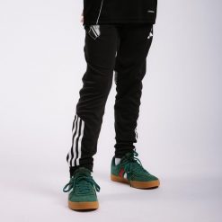 Spodnie czarne junior treningowe adidas Tiro 25 Legia Warszawa. Czarne długie spodnie sportowe męskie ADIDAS, bez wzorów, do piłki nożnej. Za 189.99 zł.