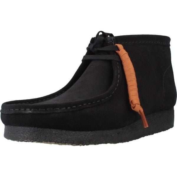 Buty CLARKS ORIGINALS WALLABEE BOOT Czarny. Czarne buty trekkingowe męskie Clarks, bez wzorów, z tkaniny, bez zapięcia, trekkingowe. Za 743.72 zł.