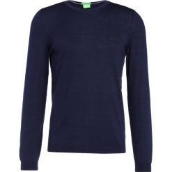 BOSS ATHLEISURE CAIO Sweter dark navy. Niebieskie kardigany męskie marki BOSS ATHLEISURE, z materiału. W wyprzedaży za 449.10 zł.