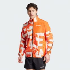 Wiatrówka Terrex Multi Printed. Białe kurtki treningowe męskie ADIDAS, s, bez wzorów, z materiału, bez kaptura, do biegania. W wyprzedaży za 276.57 zł.