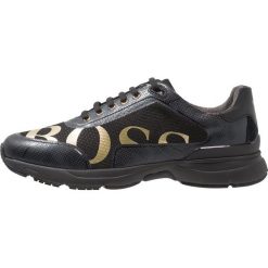 BOSS ATHLEISURE VELOCITY RUNN LOGO Sneakersy niskie black. Czarne buty sportowe na co dzień męskie BOSS ATHLEISURE, z materiału. Za 799.00 zł.