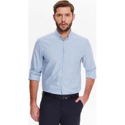 KOSZULA MĘSKA TALIOWANA Z TKANINY OXFORD Z KOŁNIERZEM TYPU BUTTON DOWN. Koszule męskie TOP SECRET. W wyprzedaży za 39.99 zł.