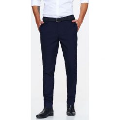 SPODNIE MĘSKIE ELEGANCKIE ZE STRUKTURALNEJ TKANINY O DOPASOWANYM KROJU. Szare eleganckie spodnie męskie marki TOP SECRET, bez wzorów. W wyprzedaży za 59.99 zł.