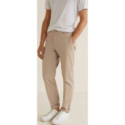 Mango Man - Spodnie Barna3. Eleganckie spodnie męskie marki Mango Man. W wyprzedaży za 99.90 zł.