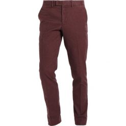 J.LINDEBERG GRANT Spodnie garniturowe burgundy. Eleganckie spodnie męskie J.LINDEBERG. W wyprzedaży za 356.85 zł.