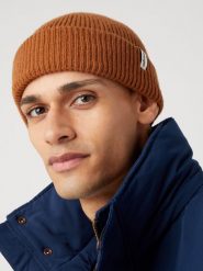 WRANGLER MĘSKA CZAPKA ZIMOWA WRANGLER SIGN OFF BEANIE LEATHER BROWN 112344025. Brązowe czapki męskie Wrangler, na zimę, bez wzorów. Za 89.99 zł.