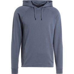 Folk RIVET HOODIE Bluza z kapturem denim blue. Bluzy nierozpinane męskie marki Folk. W wyprzedaży za 475.30 zł.