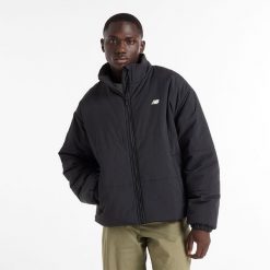 Kurtka zimowa męska New Balance MJ44581BK – czarna. Czarne kurtki męskie New Balance, na zimę, l, z aplikacjami, z materiału, bez ramiączek, bez kaptura. Za 499.99 zł.