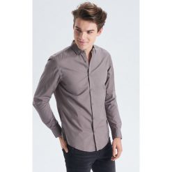 Gładka koszula slim fit - Jasny szary. Koszule męskie marki Cropp. Za 49.99 zł.