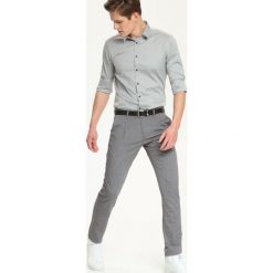 KOSZULA DŁUGI RĘKAW MĘSKA SLIM FIT. Koszule męskie TOP SECRET. W wyprzedaży za 59.99 zł.