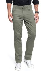 WRANGLER SPODNIE MĘSKIE TEXAS DUSTY OLIVE W121W3275 112126231. Zielone spodnie na co dzień męskie Wrangler, bez wzorów, z materiału, militarne. Za 199.99 zł.