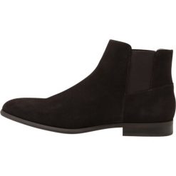 Calvin Klein LARRY Botki dark brown. Brązowe buty zimowe męskie Calvin Klein, z materiału. W wyprzedaży za 527.20 zł.