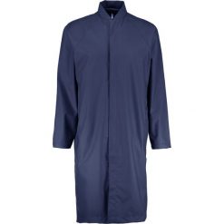Rains MACKINTOSH Parka blue. Niebieskie płaszcze męskie Rains, z materiału. Za 379.00 zł.