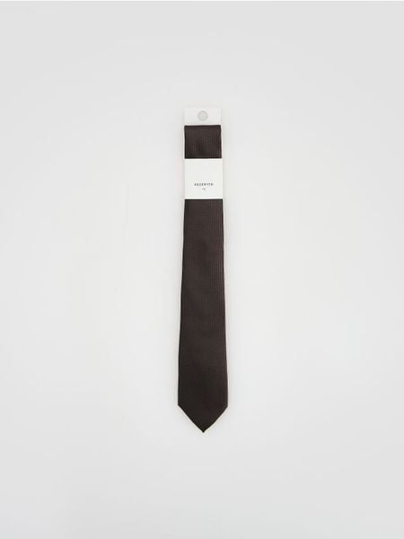 Wąski krawat w drobny wzór - ciemnobrązowy. Brązowe krawaty i muchy męskie Reserved, bez wzorów. Za 59.99 zł.