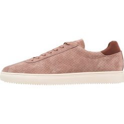 Clae NOAH Sneakersy niskie baked clay. Brązowe buty sportowe na co dzień męskie Clae, z materiału. Za 499.00 zł.