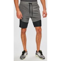 Under Armour - Szorty. Szare szorty sportowe męskie Under Armour, z bawełny, sportowe. Za 219.90 zł.