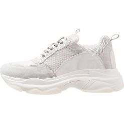 Steve Madden RUSSEL Sneakersy niskie white. Białe buty sportowe na co dzień męskie Steve Madden, z materiału. Za 589.00 zł.