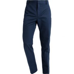 Wood Wood TRISTAN Chinosy navy. Niebieskie eleganckie spodnie męskie Wood Wood, z bawełny. Za 589.00 zł.