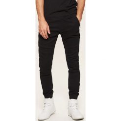 Denimowe joggery slim - Czarny. Czarne jeansy męskie House, z jeansu. Za 139.99 zł.