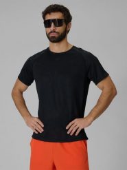 4F Koszulka treningowa regular szybkoschnąca męska - czarna S. Czarne t-shirty męskie 4f, m, bez wzorów, z materiału, bez kołnierzyka, bez ramiączek. Za 129.99 zł.