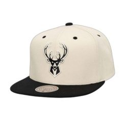 Czapka typu snapback Mitchell & Ness Evergreen Milwaukee Bucks. Białe czapki męskie Mitchell & Ness, bez wzorów. Za 214.50 zł.